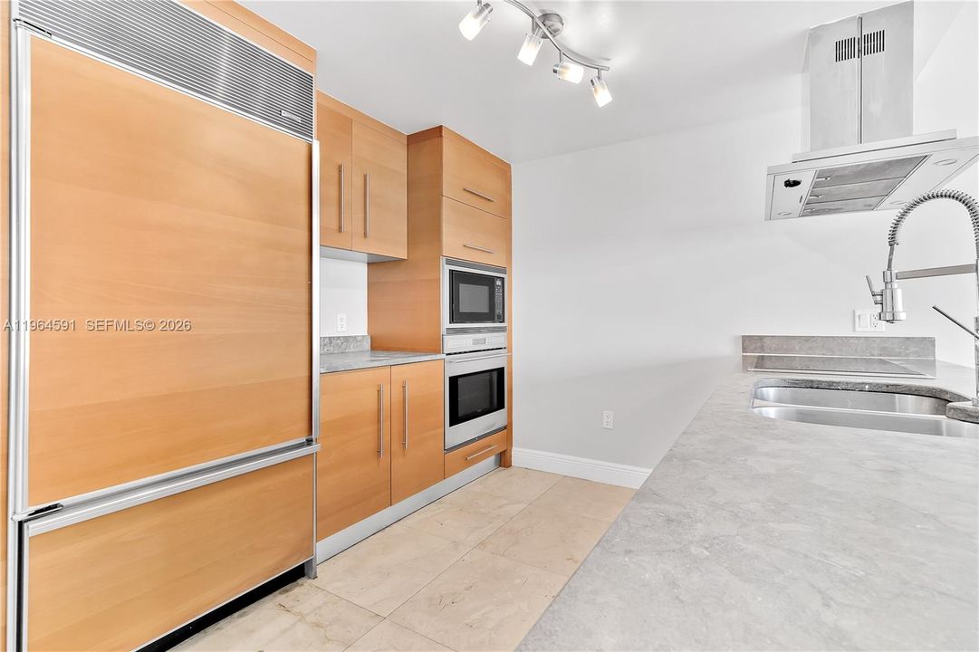 For Sale: $660,000 (1 beds, 1 baths, 882 Square Feet)