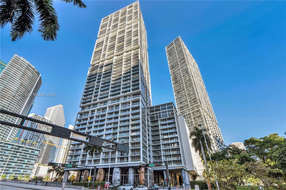 For Sale: $660,000 (1 beds, 1 baths, 882 Square Feet)