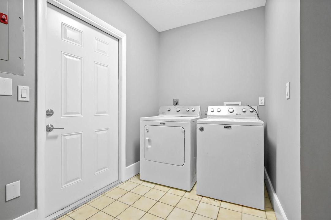 16 laundry room 01