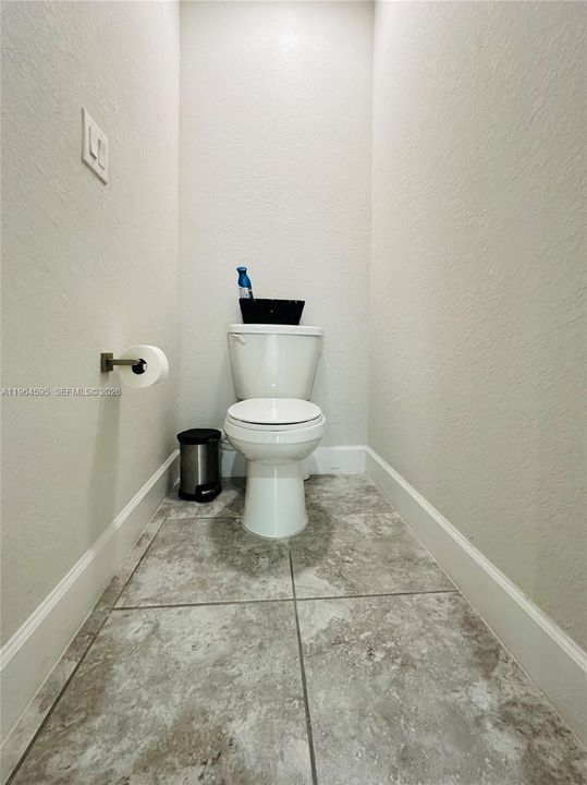 Activo con contrato: $384,900 (4 camas, 2 baños, 2557 Pies cuadrados)