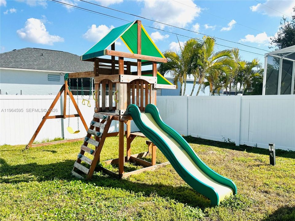 Activo con contrato: $384,900 (4 camas, 2 baños, 2557 Pies cuadrados)