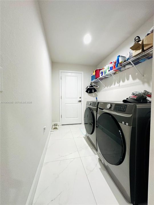 Activo con contrato: $384,900 (4 camas, 2 baños, 2557 Pies cuadrados)