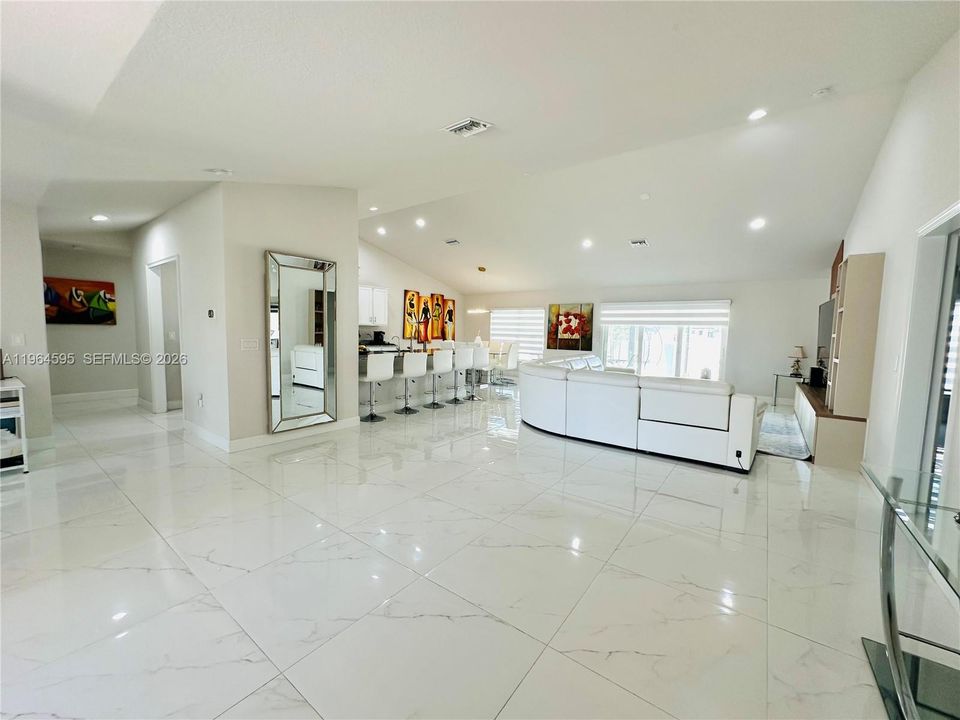 Activo con contrato: $384,900 (4 camas, 2 baños, 2557 Pies cuadrados)
