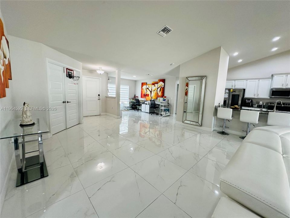 Activo con contrato: $384,900 (4 camas, 2 baños, 2557 Pies cuadrados)