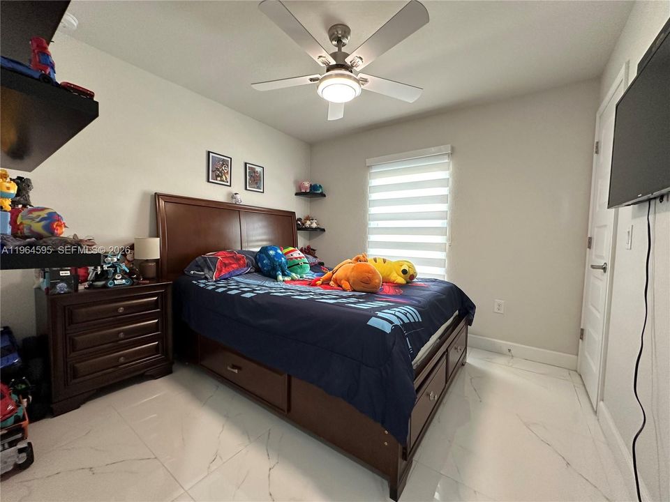 Activo con contrato: $384,900 (4 camas, 2 baños, 2557 Pies cuadrados)