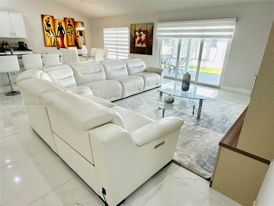 Activo con contrato: $384,900 (4 camas, 2 baños, 2557 Pies cuadrados)