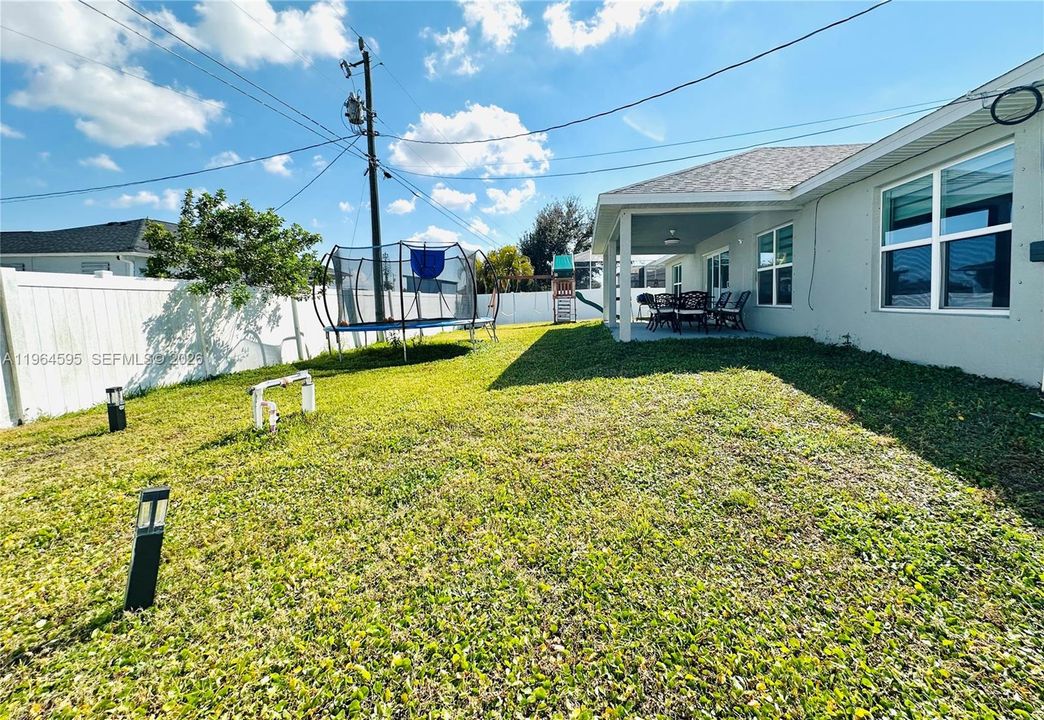 Activo con contrato: $384,900 (4 camas, 2 baños, 2557 Pies cuadrados)