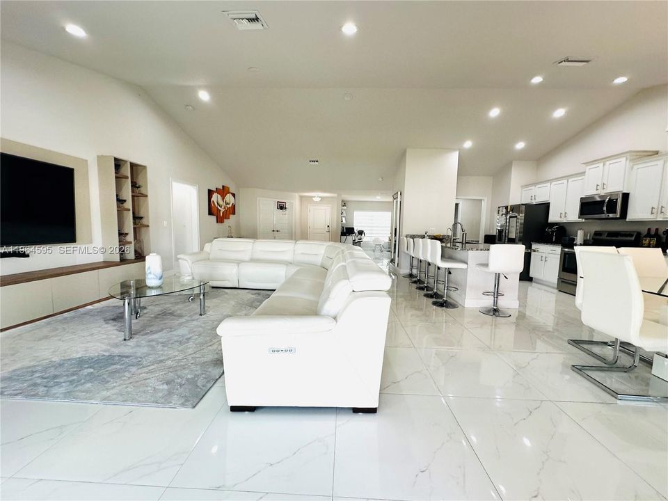 Activo con contrato: $384,900 (4 camas, 2 baños, 2557 Pies cuadrados)