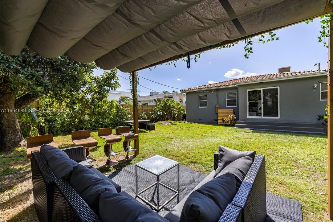 For Sale: $1,050,000 (3 beds, 3 baths, 1573 Square Feet)