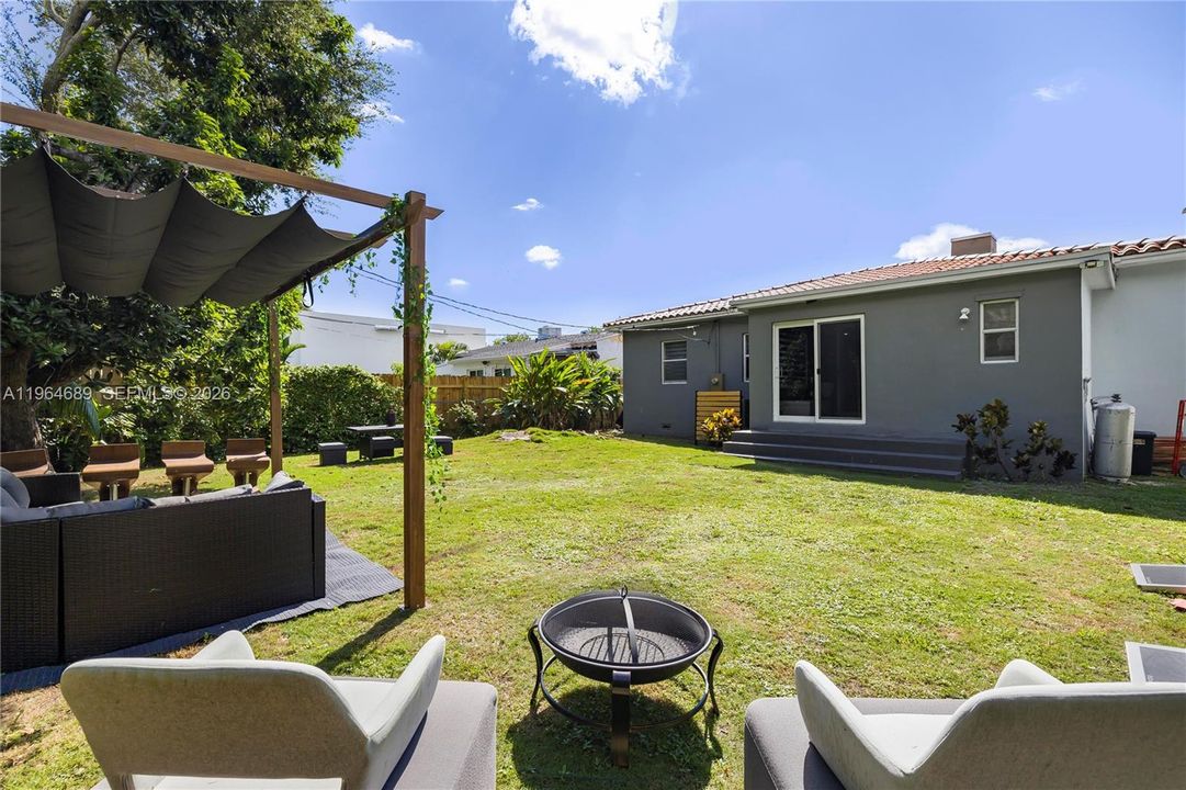For Sale: $1,050,000 (3 beds, 3 baths, 1573 Square Feet)