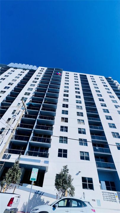 For Sale: $299,900 (1 beds, 1 baths, 934 Square Feet)