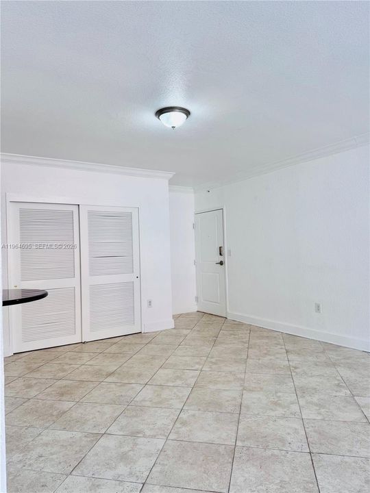For Sale: $299,900 (1 beds, 1 baths, 934 Square Feet)