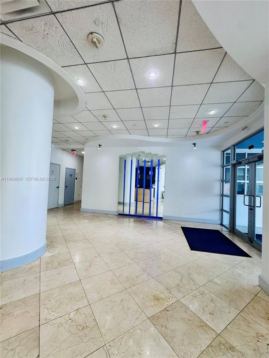 For Sale: $299,900 (1 beds, 1 baths, 934 Square Feet)
