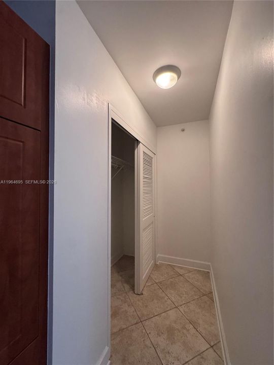 For Sale: $299,900 (1 beds, 1 baths, 934 Square Feet)