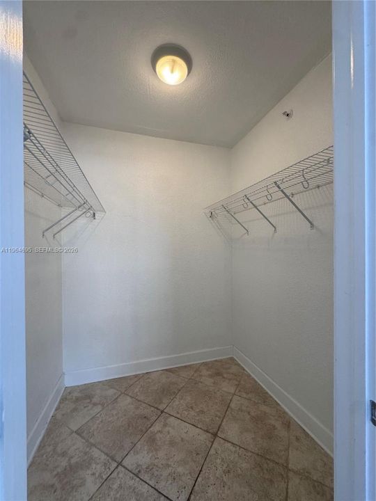 For Sale: $299,900 (1 beds, 1 baths, 934 Square Feet)
