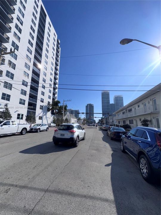 For Sale: $299,900 (1 beds, 1 baths, 934 Square Feet)