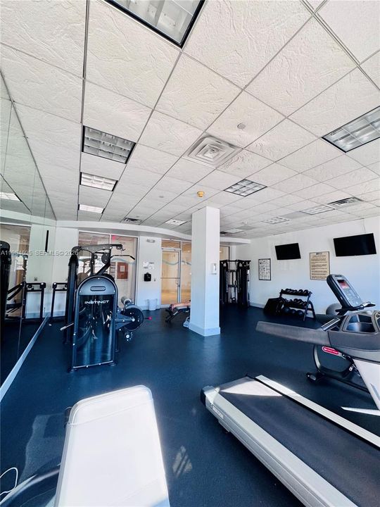 For Sale: $299,900 (1 beds, 1 baths, 934 Square Feet)