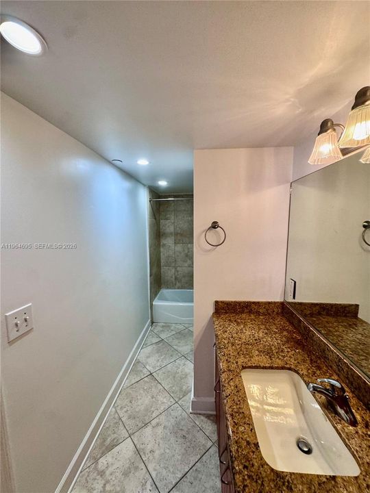 For Sale: $299,900 (1 beds, 1 baths, 934 Square Feet)