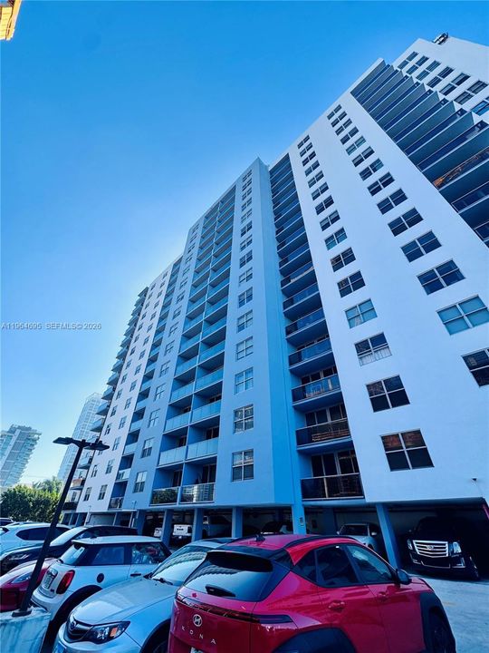 For Sale: $299,900 (1 beds, 1 baths, 934 Square Feet)