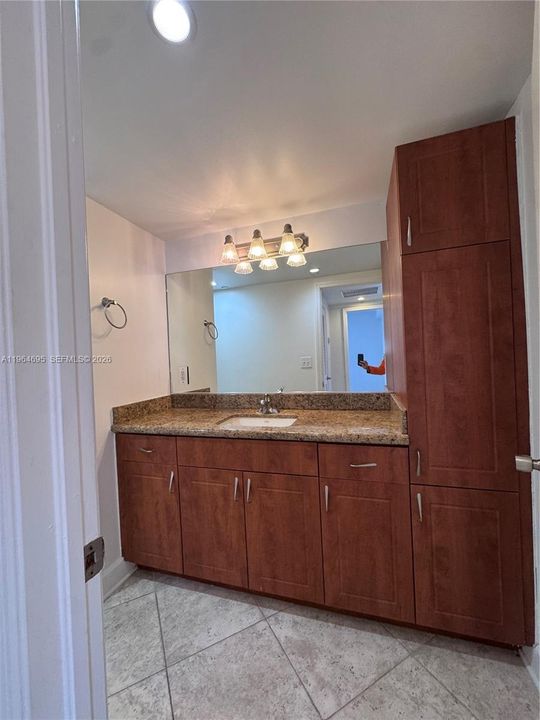 For Sale: $299,900 (1 beds, 1 baths, 934 Square Feet)