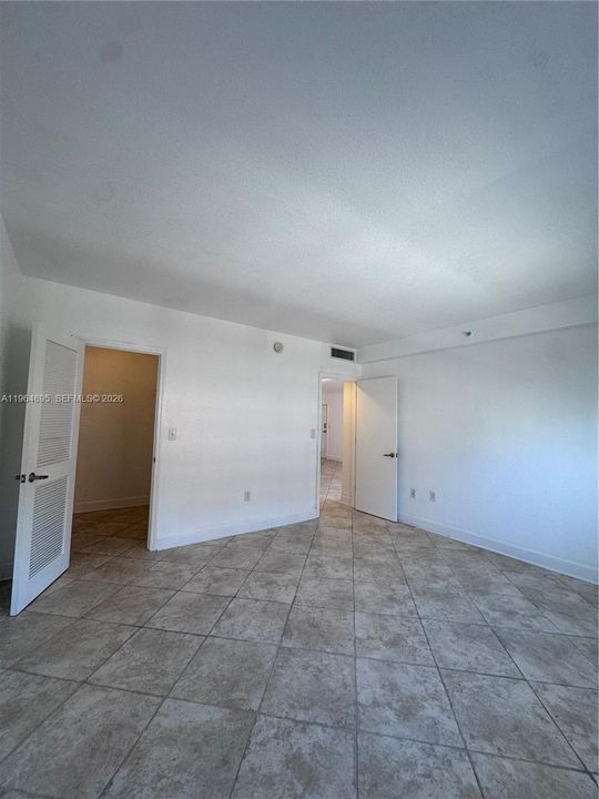 For Sale: $299,900 (1 beds, 1 baths, 934 Square Feet)