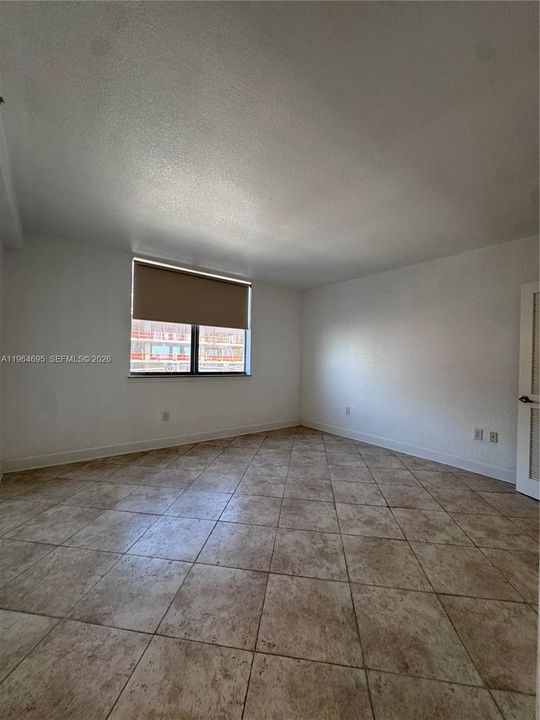 For Sale: $299,900 (1 beds, 1 baths, 934 Square Feet)