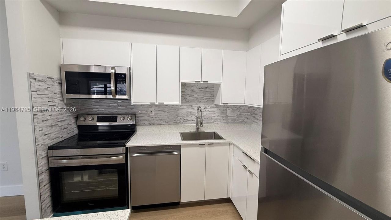 Activo con contrato: $2,300 (2 camas, 2 baños, 870 Pies cuadrados)