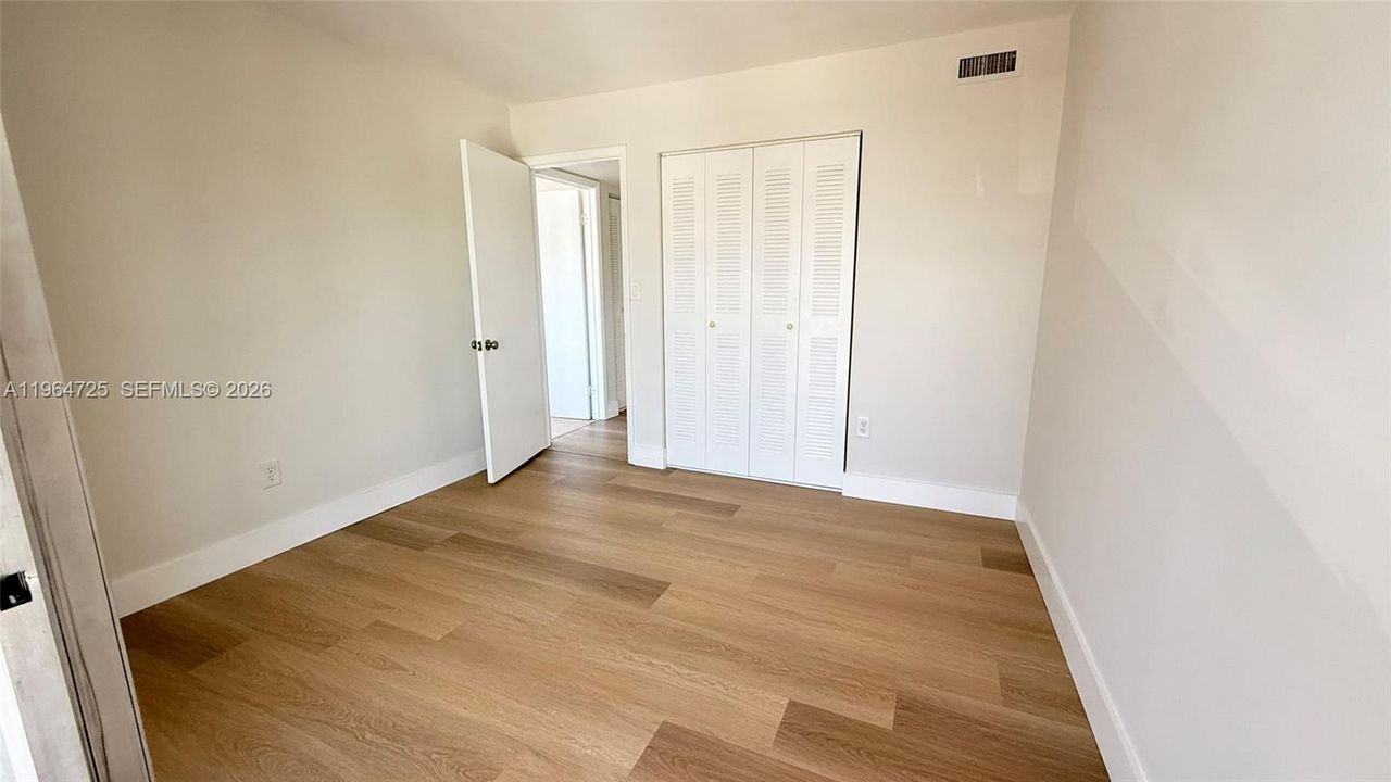 Activo con contrato: $2,300 (2 camas, 2 baños, 870 Pies cuadrados)