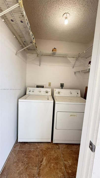 Activo con contrato: $2,300 (2 camas, 2 baños, 870 Pies cuadrados)