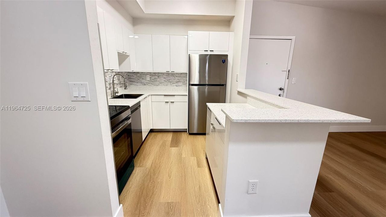 Activo con contrato: $2,300 (2 camas, 2 baños, 870 Pies cuadrados)