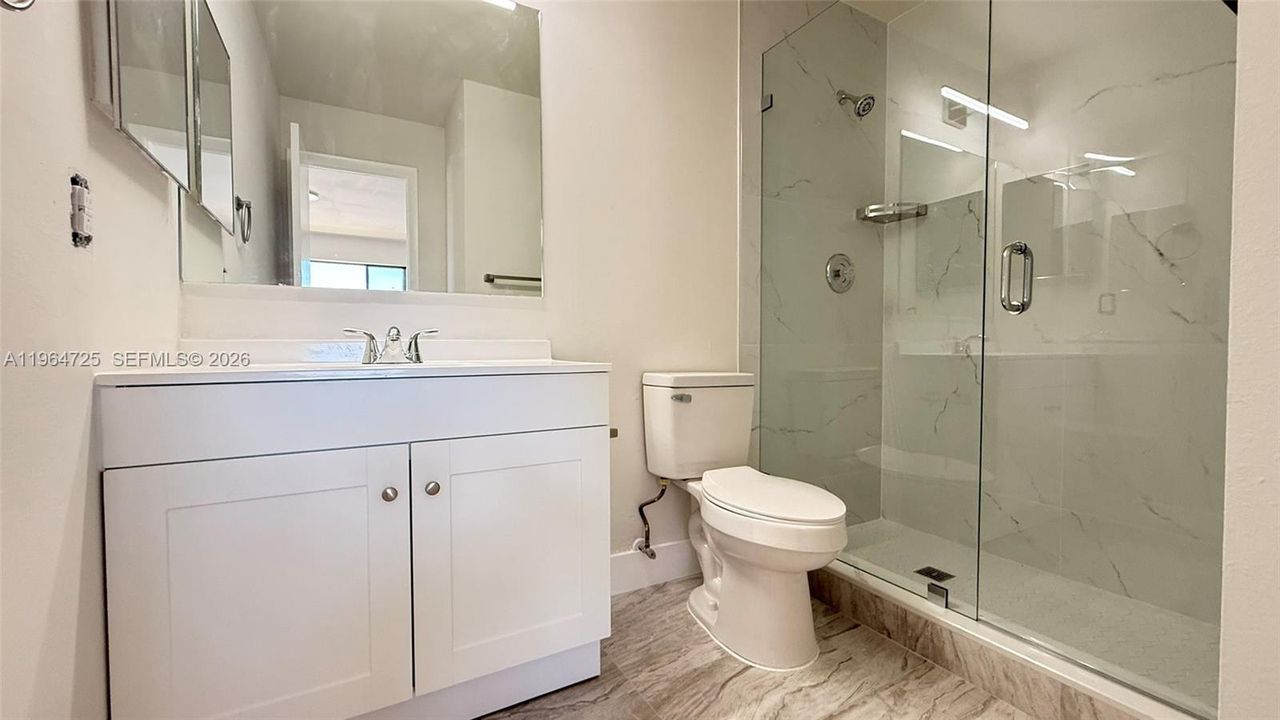 Activo con contrato: $2,300 (2 camas, 2 baños, 870 Pies cuadrados)