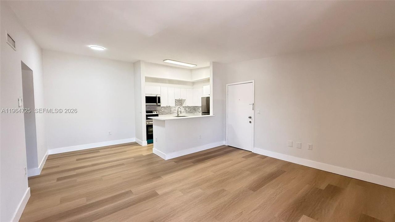 Activo con contrato: $2,300 (2 camas, 2 baños, 870 Pies cuadrados)