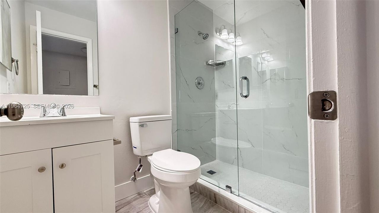 Activo con contrato: $2,300 (2 camas, 2 baños, 870 Pies cuadrados)