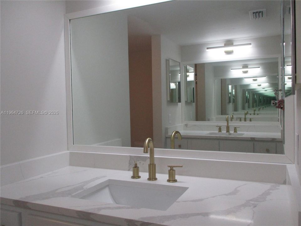 DUAL SINKS ON EACH SIDE