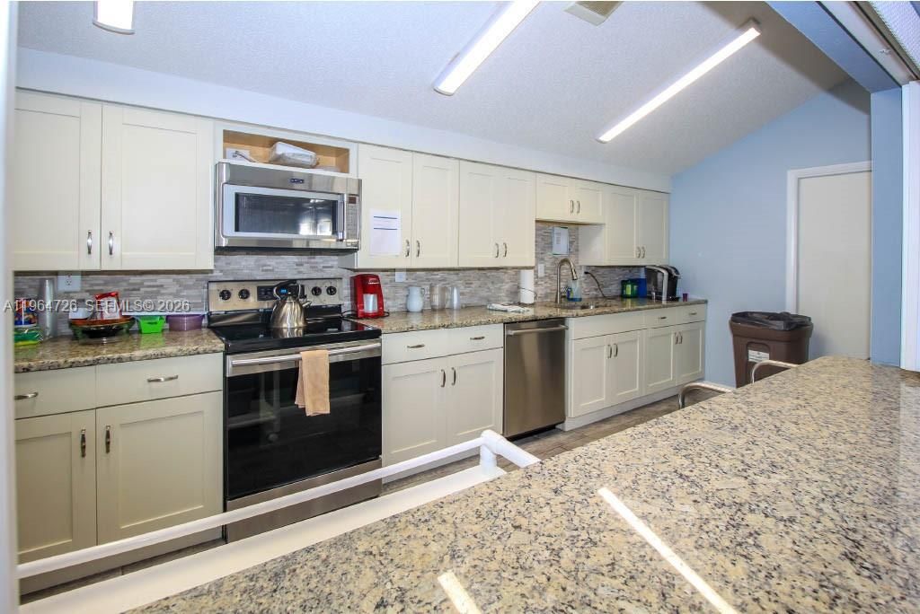 COMMUNITY FULL SIZE KITCHEN