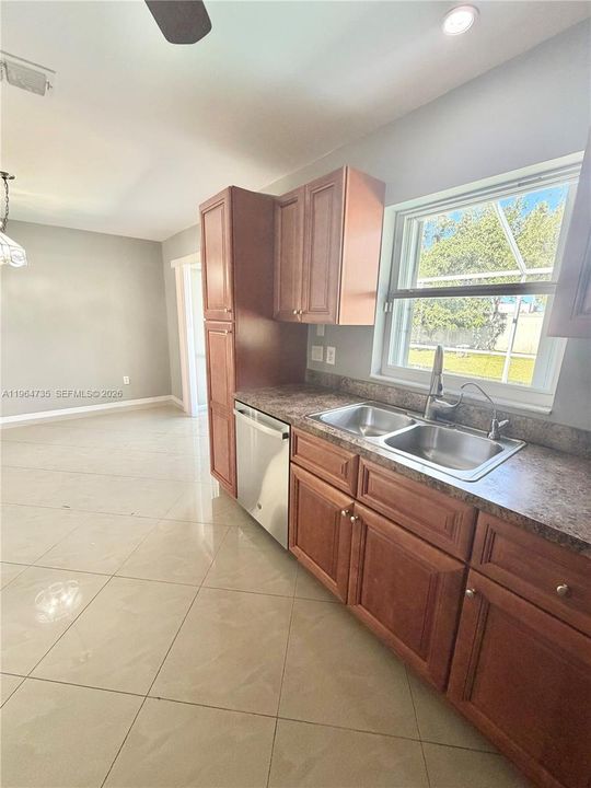 Recently Rented: $2,000 (3 beds, 2 baths, 1314 Square Feet)