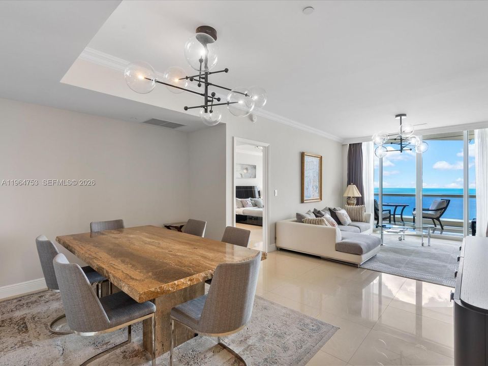 合同活跃: $15,500 (3 贝兹, 3 浴室, 2214 平方英尺)