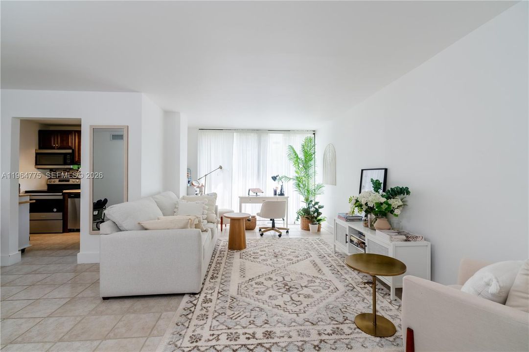 For Sale: $270,000 (1 beds, 1 baths, 767 Square Feet)