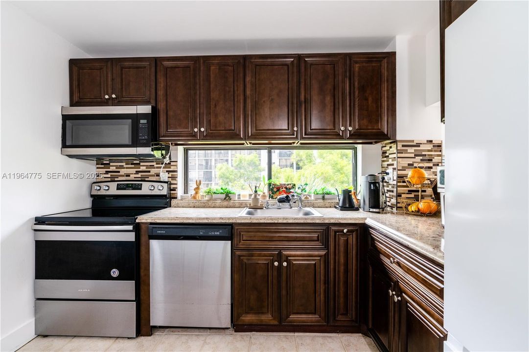 For Sale: $270,000 (1 beds, 1 baths, 767 Square Feet)