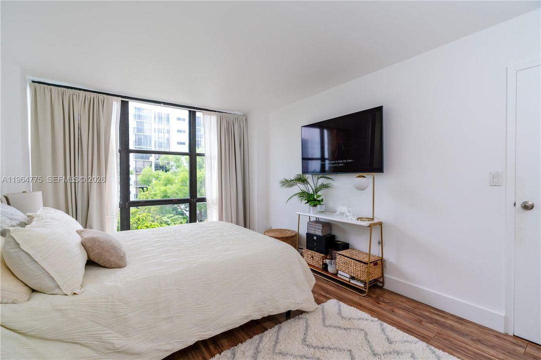 For Sale: $270,000 (1 beds, 1 baths, 767 Square Feet)