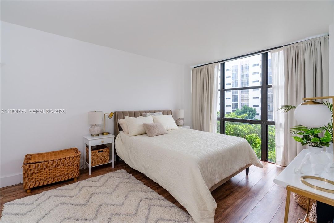 For Sale: $270,000 (1 beds, 1 baths, 767 Square Feet)