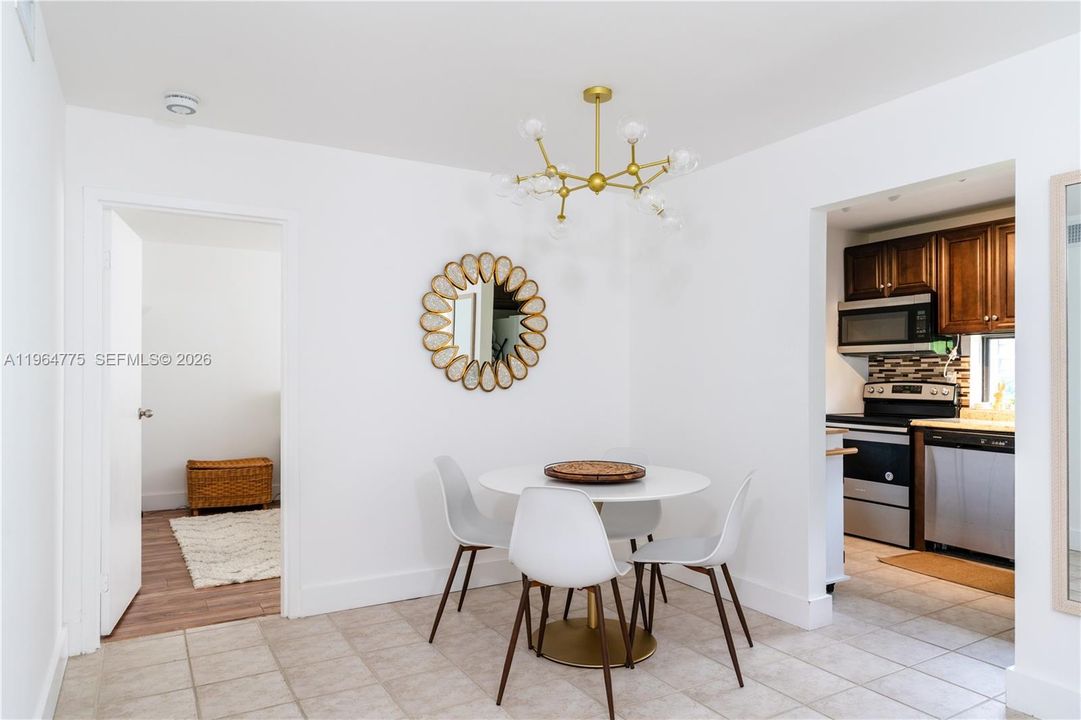 For Sale: $270,000 (1 beds, 1 baths, 767 Square Feet)
