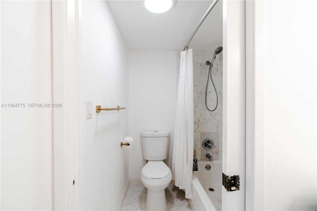 For Sale: $270,000 (1 beds, 1 baths, 767 Square Feet)