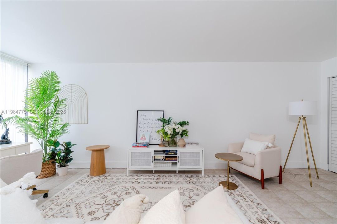 For Sale: $270,000 (1 beds, 1 baths, 767 Square Feet)