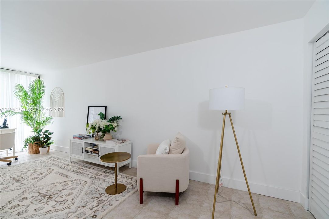 For Sale: $270,000 (1 beds, 1 baths, 767 Square Feet)