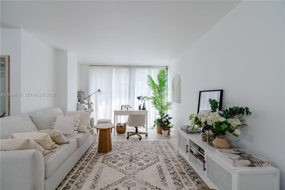 For Sale: $270,000 (1 beds, 1 baths, 767 Square Feet)