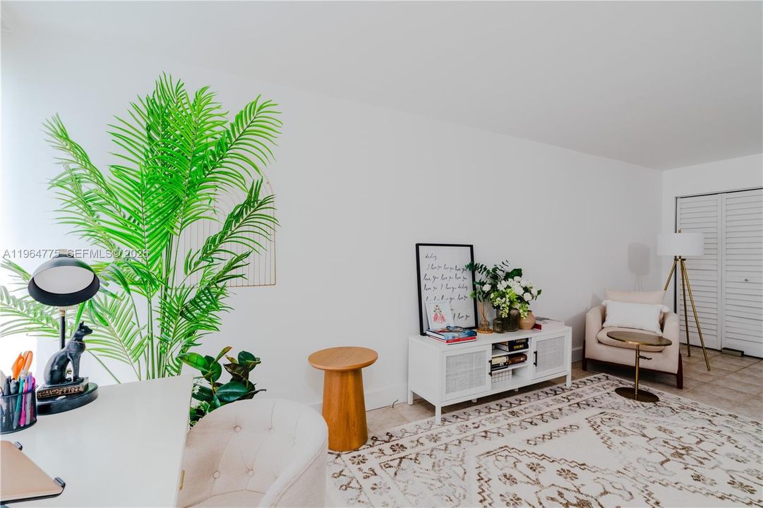 For Sale: $270,000 (1 beds, 1 baths, 767 Square Feet)