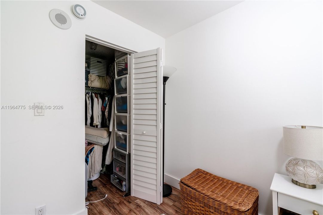 For Sale: $270,000 (1 beds, 1 baths, 767 Square Feet)