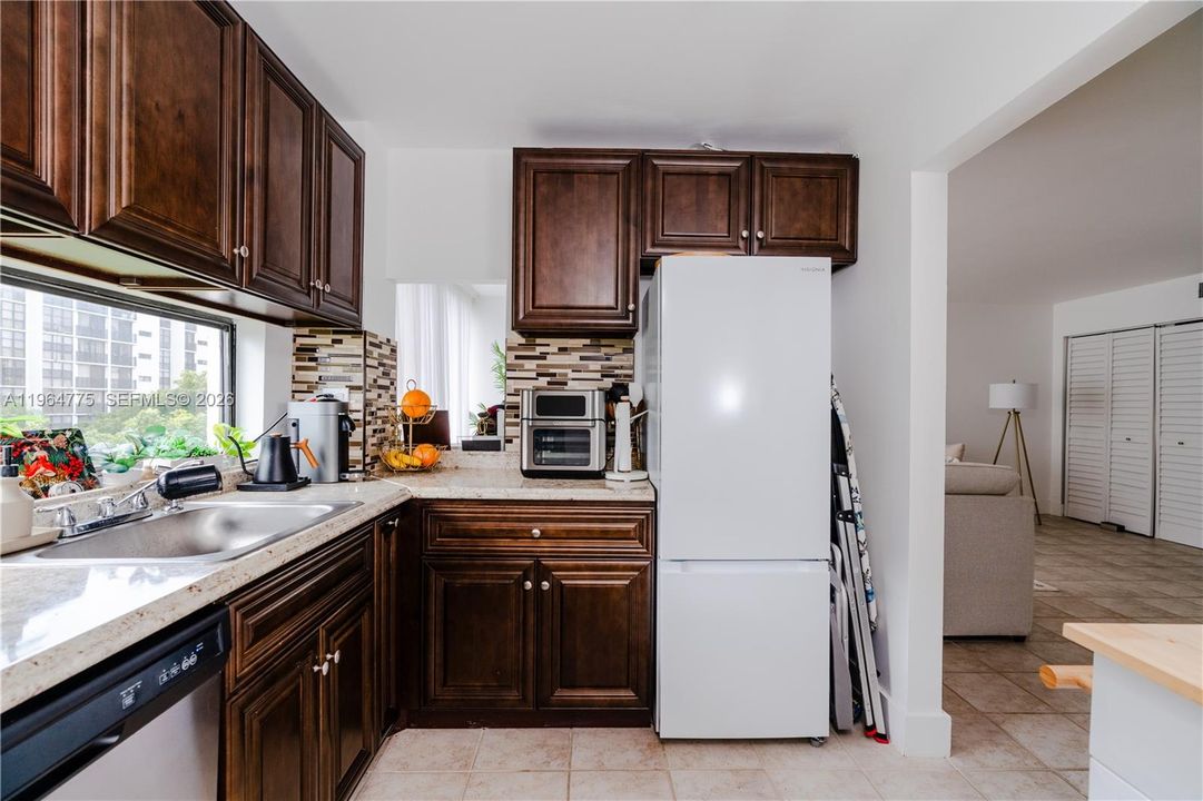 For Sale: $270,000 (1 beds, 1 baths, 767 Square Feet)