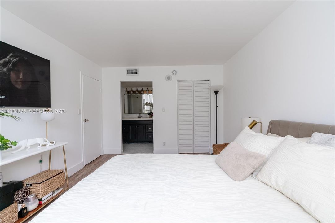 For Sale: $270,000 (1 beds, 1 baths, 767 Square Feet)
